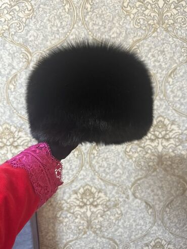 шапка zara для девочки: Шапка из натурального меха, черного цвета. - Фасон: объемная круглая