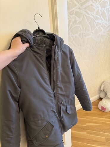 Köynəklər: Uniseks qış gödəkçəsi – tünd boz rəngdə Benetton markasi 150 azn