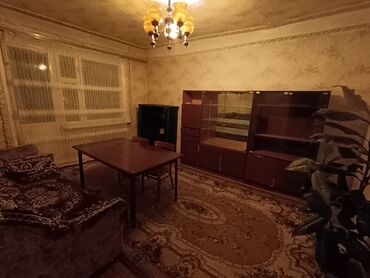 Köhnə tikili: Ev Gülüstanda 12 nömrəli məktəbin yaxınlığındadir, 5 mərtəbəli — 2