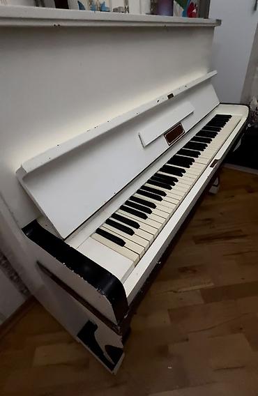 Музыкальные инструменты: Upright (dik) pianino – klassik ağ rəngdə, qara detallarla. - Tam — 2