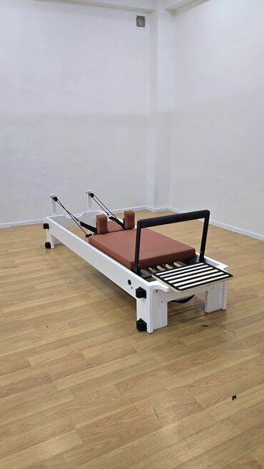 Nərdlər: Pilates reformer məşqləri üçün nəzərdə tutulmuş bu avadanlıq, studiya