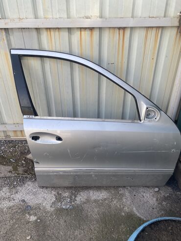 мерс кузов: Передняя правая дверь Mercedes-Benz 2003 г., Б/у, цвет - Серебристый,Оригинал