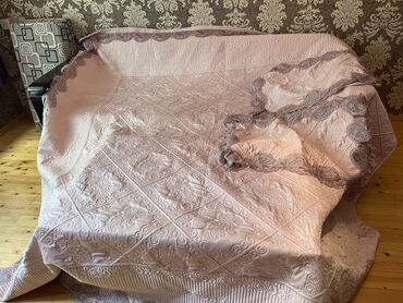 Искусственные цветы: Böyük taxt üçün örtük. 180x220. 5 ay işlənib qiymətdə razılaşarıq