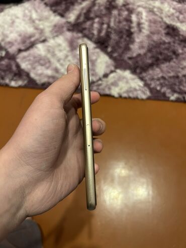 Digər mobil telefonlar: Smartfon – qızılı rəngdə Xüsusiyyətlər və dizayn: - Ekran: tam ön — 5