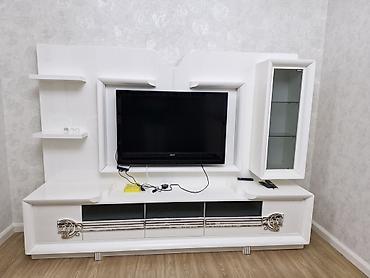 ucuz yataq: Ağ rəngdə salon üçün TV stendi və divar modulu - Modern dizaynlı — 1