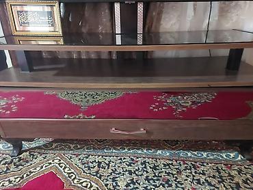 modern qapilar: Ağ rəngdə vitrin/dolab və qəhvəyi TV stendi dəsti - Vitrin: Modern — 1