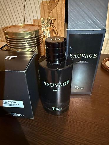 kişi kurtkaları: Sauvage Parfum 200ml Original Emporiumdan alınıb 490 AZN-ə. Cəmi 1 ml — 1