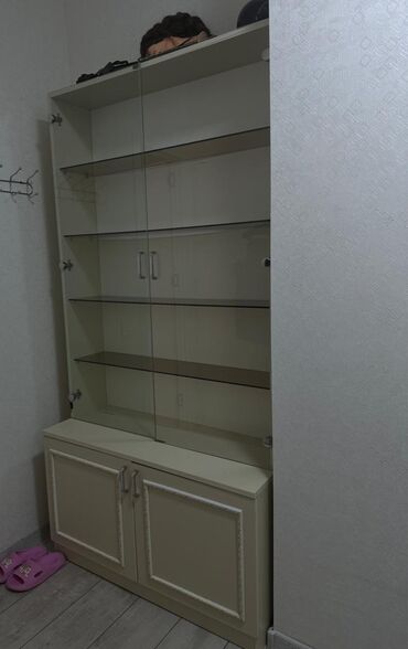 Divan və kreslo dəstləri: Şkaf satılır 70 azn.Ölçü:hünd 2m,eni 1 m.Ünvan:Mehemmedi