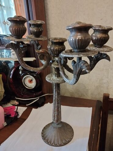 Şamdanlar: Qədimi şamdan satılır. Hündürlüyü 37 sm eni 22 sm. Altdığı Latin