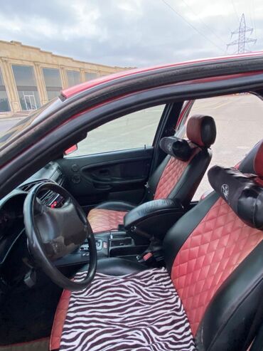 Digər Avtomobillər: Qırmızı rəngli sedan avtomobil Xüsusiyyətlər: - Korpus: 4 qapılı — 16