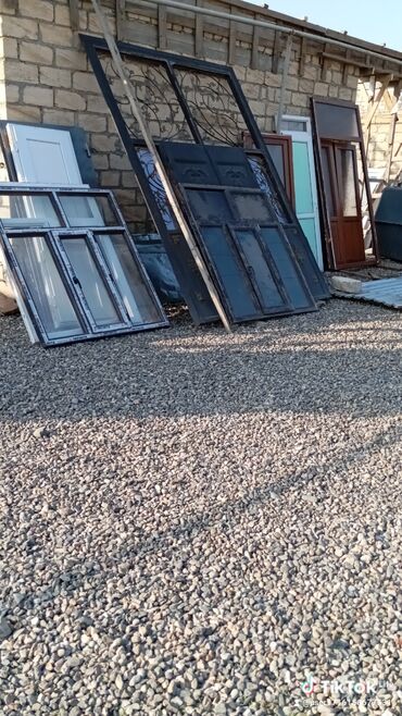 Plastik qapılar: PVC qapı və pəncərə sistemləri - Material: ağ və qəhvəyi rəngdə