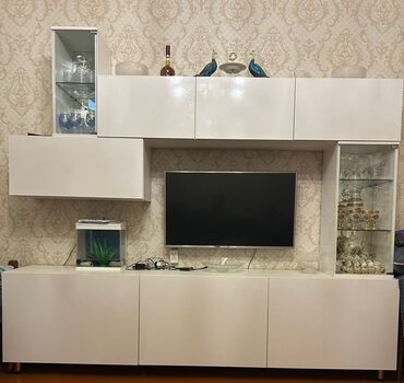 keci piyi: Düz TV altlığı, Polkalı, Laminat