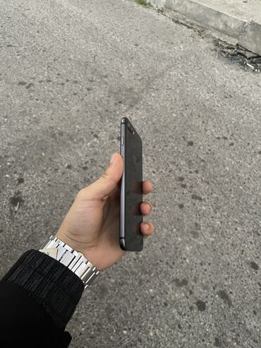 Apple iPhone: IPhone 8 Plus, 64 GB, Qara, Barmaq izi — 2