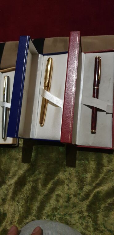 Наборы украшений: Набор из трех перьевых ручек в фирменных коробках. Состав: - Sheaffer — 12