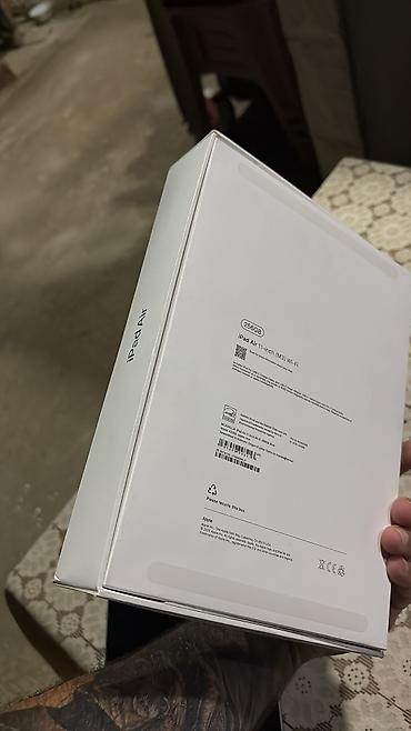 ipad air 11 m3: Apple iPad Air planşeti, açıq mavi rəngdə, incə və yüngül korpus — 5