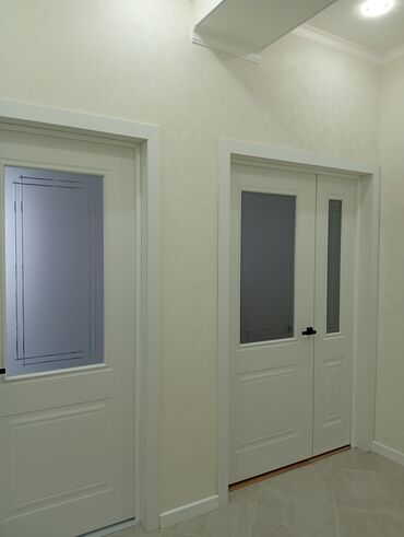 Ремонт под ключ: Светлый современный интерьер квартиры с дизайнерским освещением и — 9