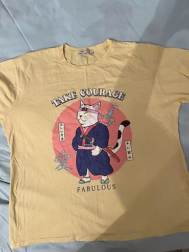 cap isləri: Qrafik çaplı T‑şört - Rəng: açıq sarı - Ön çap: “TAKE COURAGE” və — 1