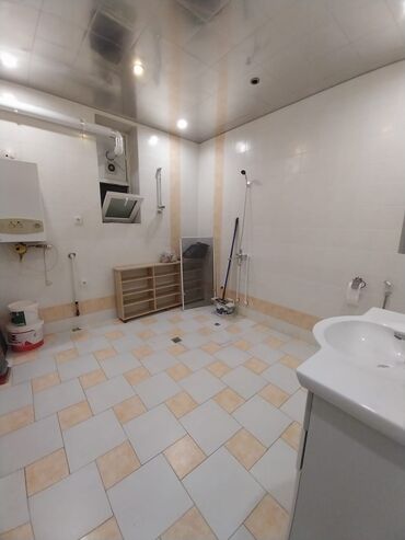 Ofislər: Ofis sahəsi – tam mebellə Təsvir: - Geniş və işıqlı ofis planı: bir — 10