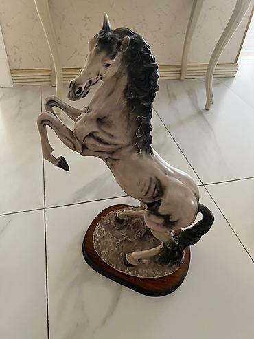 dekor soba: Möhtəşəm At statuetkasi satılır,çox baha alınıb.Qiymət 250man.Unvan — 1