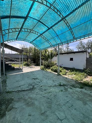 Продажа полдома: Продаю дом В селе Кунтуу, большой двор, 4 сарая, тапчан, навес — 1