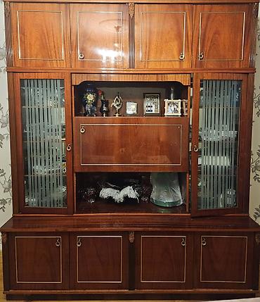 qiz yataqlari: Klassik üslubda iri ölçülü vitrinli qonaq otağı dolabı - Material — 1