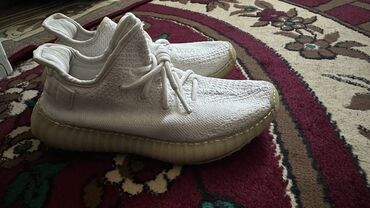 красовки белый: Продаю иззи Yeezy белоснежные. 1в1 с оригиналом. Размер 36. Забирайте