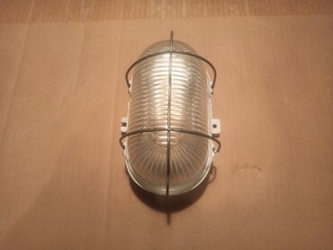 Rasveta: Tri zidne-plafonske lampe (tzv. brodske armature). Sve tri su — 4