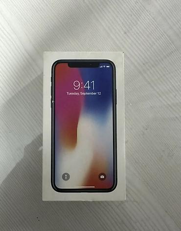 IPhone X в черном цвете. Смартфон Apple с узнаваемым безрамочным