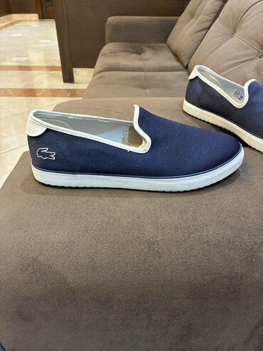 ağ kedlər: Məhsul: Kişi slip-on krossovkaları (Lacoste) - Model: Lacoste slip-on