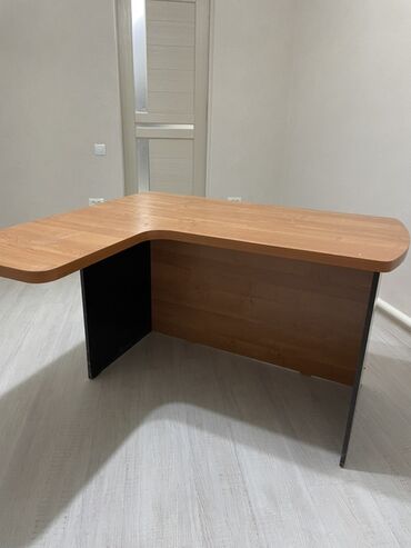 купить офисный стол бу: Угловой офисный стол, длина 120 см, ширина 110 см, глубина 60 см