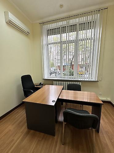 Аренда офисов: Сдаю Офис целиком: 300 м², В жилом комплексе, С ремонтом, Первая линия, С отдельным входом, С отдельным санузлом — 27