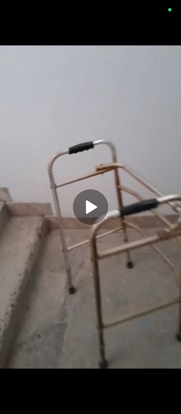 tibbi ləvazimatlar: Yerimək üçün arabalar, çəliklər, əsalar, rollatorlar