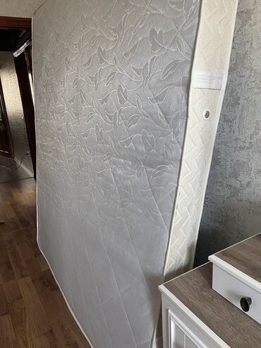 Matraslar: Matras normal veziyyetdedi sadece bir nece yerde derman lekeleri uşaq
