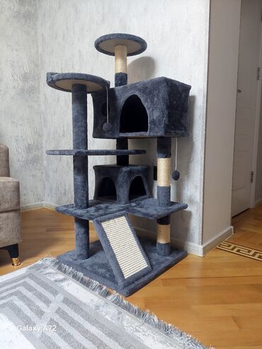 pişik cutləşdirilir: Pişiklər üçün çoxfunksiyalı oyun və dırmaşma kompleksi - Rəng: tünd