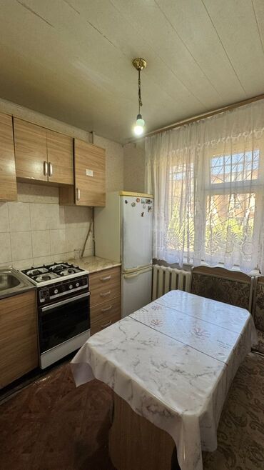 куплю квартиру в каинде: 3 комнаты, 58 м², 104 серия, 1 этаж, Старый ремонт