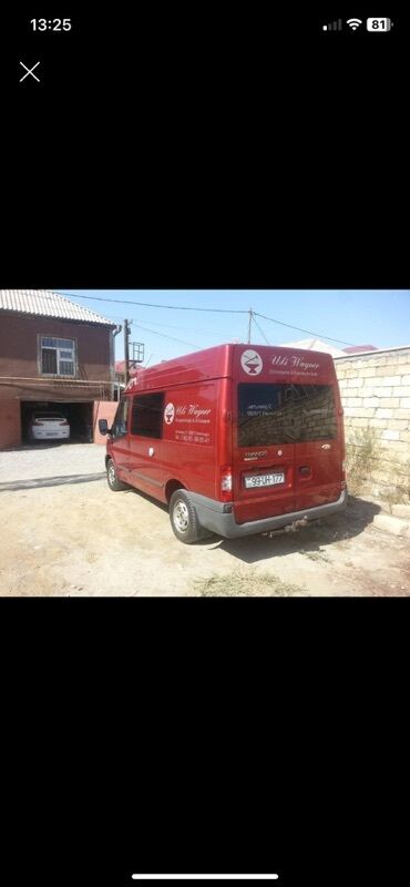 Ford Transit markalı, qırmızı rəngdə furqon. Yükdaşıma və ya müxtəlif
