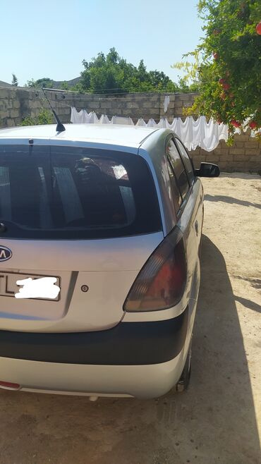 Kia: Kia Rio hatchback – gümüşü rəngdə, kompakt və qənaətcil şəhər — 7