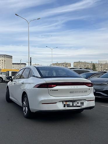 changan q5 2025: GAC Aion S — электрический седан белого цвета. Кузов и дизайн: - — 2