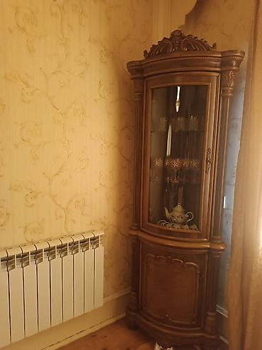 Klassik üslubda künc vitrin şkafı - Material: masif ağac (təbii ağac lalafo.az -da Klassik üslubda künc vitrin şkafı - Material: masif ağac (təbii ağac
