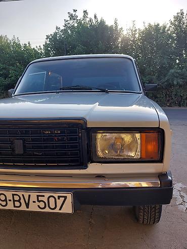 VAZ (LADA): VAZ 2107 sedan – klassik ağ rəngdə, 4 qapılı, arxaötürücülü. Texniki — 15