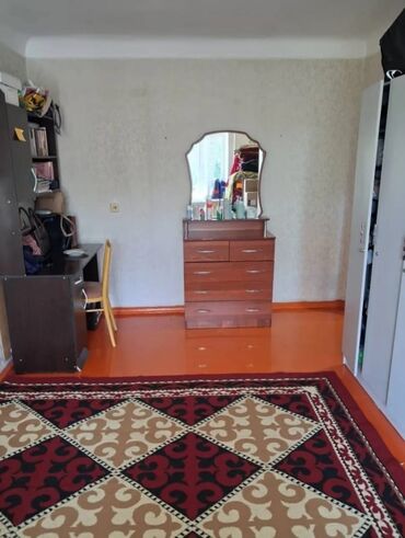 квартира керек ош базар жактан: 1 комната, 30 м², Индивидуалка, 3 этаж, Старый ремонт