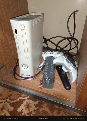 Xbox 360 & Xbox: Хбох 360, состояние хорошее обе джойстика не зажатые оригинал прошитый