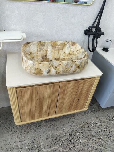 metbex tavanlari: Bej və ağ rənglərdə olan, oval formalı, dəbli lavabo. Ağ rəngli