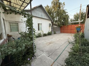 купить дом в бишкеке дешево: Полдома, 65 м², 3 комнаты, Риэлтор, Старый ремонт