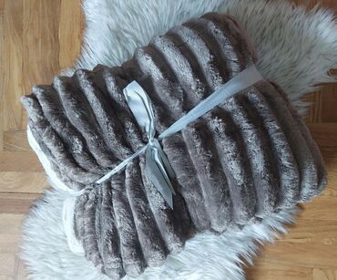 Ostalo: Krznena cebad 
200×230 
3500 din — 4