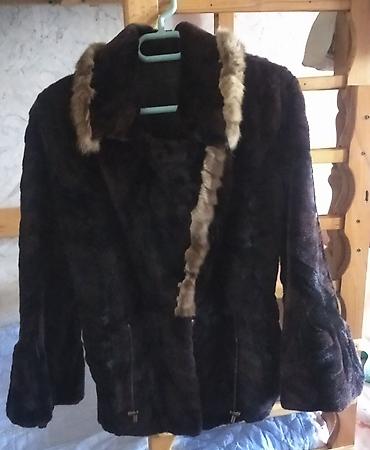 Tünd rəngli, qısa model kürk gödəkçə. Dizaynında açıq rəngli yumşaq lalafo.az -da Tünd rəngli, qısa model kürk gödəkçə. Dizaynında açıq rəngli yumşaq