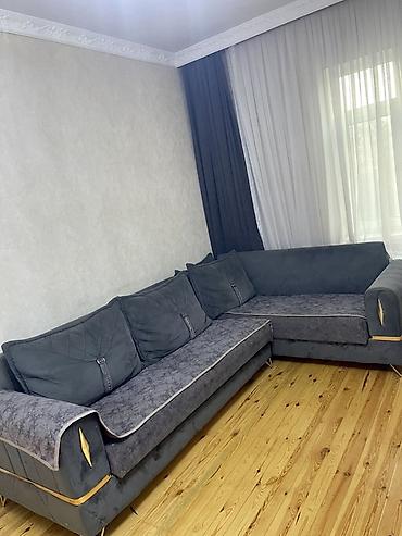 divan dəri: L‑şəkilli yumşaq künc divanı - Rəng: tünd boz/antrasit tonları - — 2