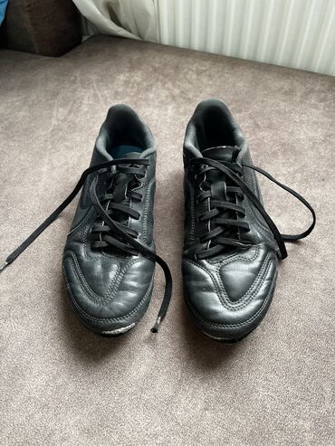 Krasofkalar və idman ayaqqabıları: Cuzi qabağında qopuğu var amma ideal vəziyıtdədir. Orjinaldır nike