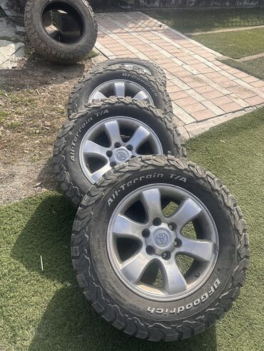 toyota авто: Продаю комплект колёс с грязевой резиной Goodrich 265/65 R17, диски