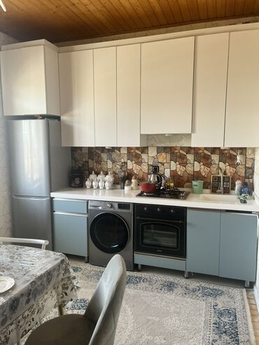 hamam şkaf: Ağ və açıq mavi rənglərdə müasir dizayna malik mətbəx dəsti. Dəst üst